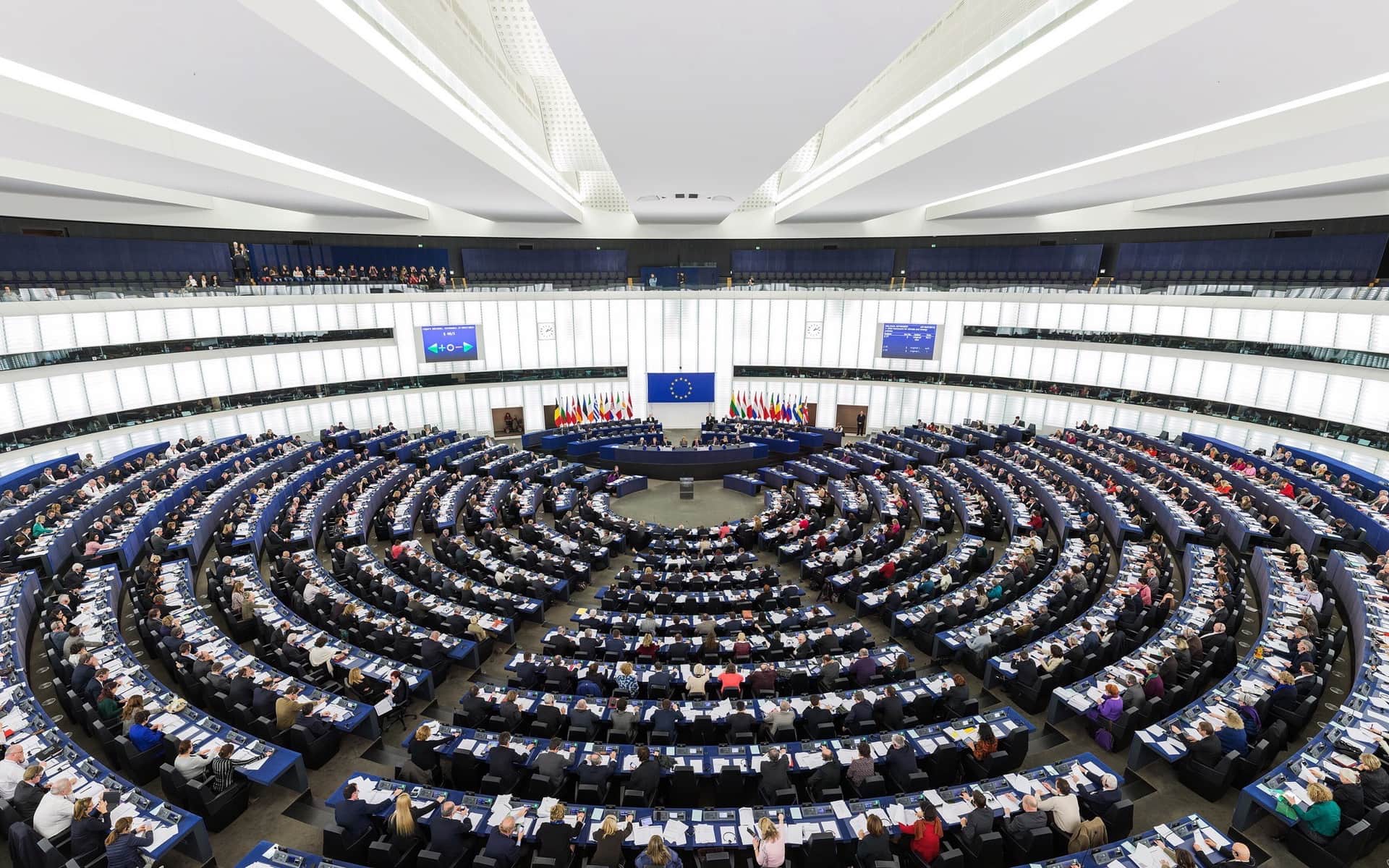 L'hémicycle du Parlement européen à Strasbourg, les sièges s'incurvant en gradins autour de la tribune.